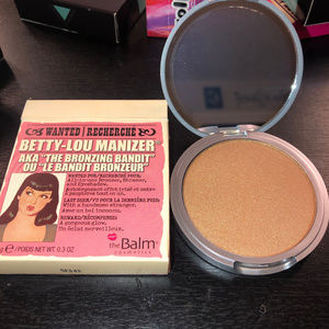 The Balm Betty Lou Manizer Illuminator Highlighter